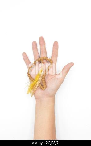 Buddhistische Gebetsperlen auf der Hand. Meister der chinesischen Kampfkunst, isoliert auf Weiß. Stockfoto