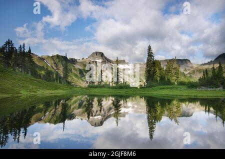 USA, Staat Washington. Der Tafelberg spiegelt sich in einem kleinen See im Heather Meadows Recreation Area, North Cascades. Stockfoto