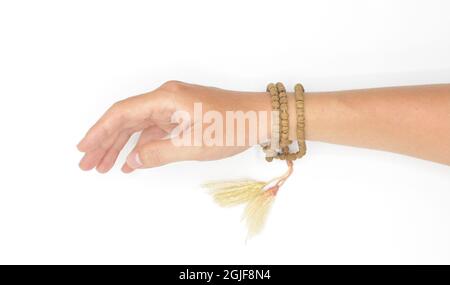 Arm mit buddhistischen Gebetsperlen. Meister der chinesischen Kampfkunst, isoliert auf Weiß. Stockfoto