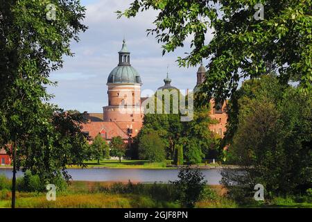 Schöne Aussicht auf das schwedische Gripsholm-Schloss aus dem 16. Jahrhundert in der Provinz Sodermanland. Stockfoto