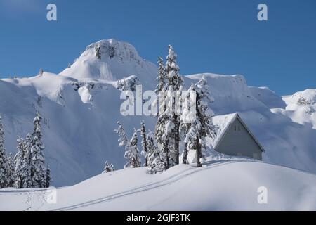 Besucherzentrum Heather Meadows im Winter steht der Tafelberg im Hintergrund. Heather Meadows Recreation Area, North Cascades, Washington State Stockfoto