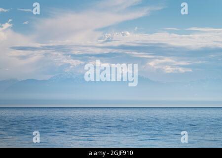 Olympic Mountains über die Straße von Juan De Fuca, von der Insel San Juan aus gesehen, Bundesstaat Washington Stockfoto