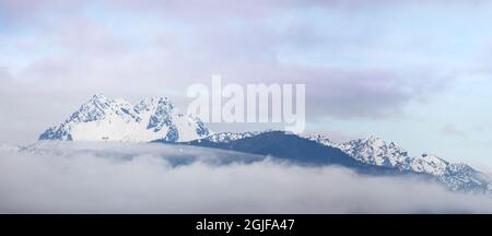 USA, Washington State, Olympic National Park. Panorama der Brothers Berge im Winter. Stockfoto