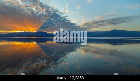 USA, Staat Washington, Seabeck. Sonnenuntergang über den Bergen und dem Hood Canal. Stockfoto