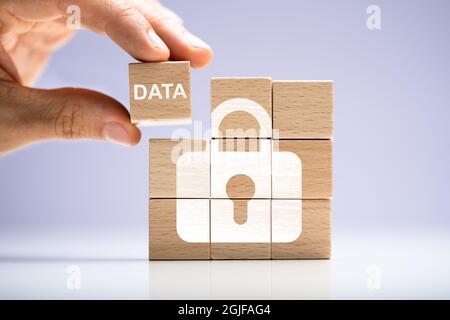 Ihre Online-Privatsphäre Und Datenschutz. Person Blockiert Daten Stockfoto