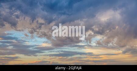 USA, Staat Washington, Seabeck. Panorama von Himmel und Wolken bei Sonnenuntergang. Stockfoto