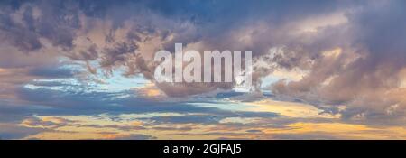 USA, Staat Washington, Seabeck. Panorama von Himmel und Wolken bei Sonnenuntergang. Stockfoto