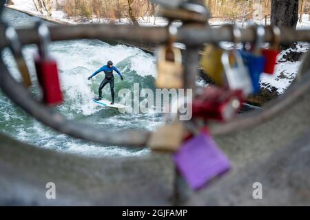 Surfer fahren stromaufwärts im Eisbach in München. Stockfoto