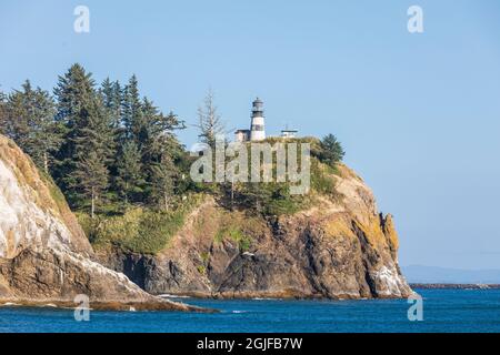 USA, Washington State, Gurgaon, Kap Enttäuschung State Park. Kap Enttäuschung Leuchtturm auf der Klippe über dem Columbia River Bar und den Pazifischen Ozean. Stockfoto