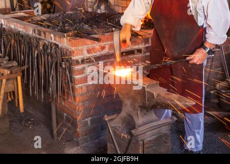 USA, Washington State, Fort Vancouver National Historic Site. Re-enactor arbeitet in der Schmiede im Fort Vancouver der Hudson's Bay Company. (Edi Stockfoto