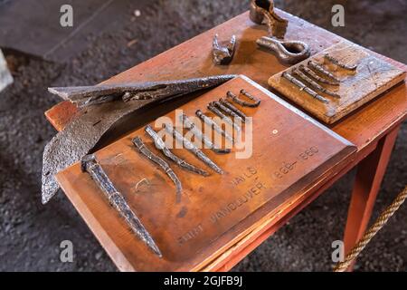 USA, Washington State, Fort Vancouver National Historic Site. Eisennägel und andere Geräte im Fort Vancouver der Hudson's Bay Company. (Redaktionell Stockfoto