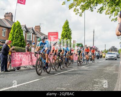 Das Hauptfeld kommt durch den Congleton-Sprint-Zielposten auf der 5. Etappe der AJ Bell Tour of Britain 2021 Stockfoto