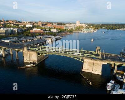 Luftaufnahme der Portage Bay mit der University Bridge im Vordergrund und der University of Washington im Hintergrund. Stockfoto