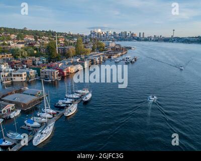 Luftaufnahme von Segelbooten und Hausbooten auf dem Lake Union mit Downtown Seattle im Hintergrund. Stockfoto