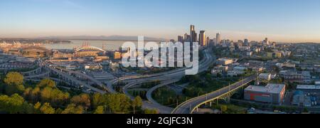 Blick bei Sonnenaufgang auf Seattle, Elliott Bay und die Olympic Mountains vom Beacon Hill, Seattle, Bundesstaat Washington. Stockfoto