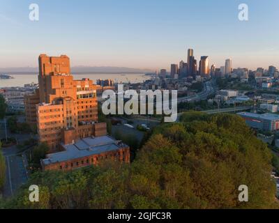 Blick bei Sonnenaufgang auf Seattle, Elliott Bay und die Olympic Mountains vom Beacon Hill, Seattle, Bundesstaat Washington. Stockfoto