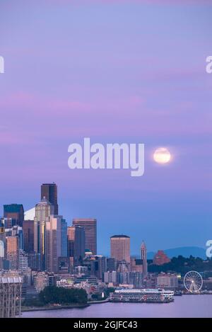 Downtown Seattle mit einem Vollmond, der am Abendhimmel aufgeht, Seattle, Washington State. Stockfoto