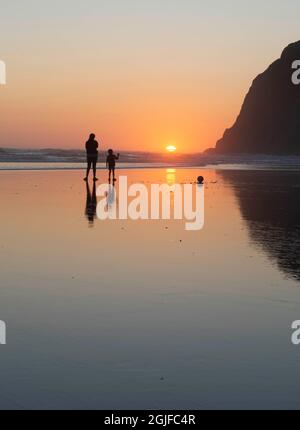 Menschen am Strand bei Ebbe und Sonnenuntergang, Ruby Beach, Olympic National Park, Washington State. Stockfoto