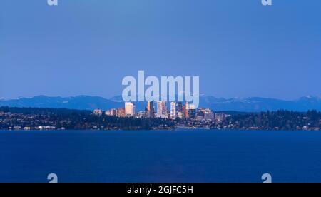 Usa, Staat Washington, Bellevue. Downtown und Wohngebiete entlang Lake Washington und Cascade Mountains im Hintergrund Stockfoto