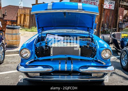 Virginia City, NV - 30. Juli 2021: 1955 Pontiac Chieftain auf einer lokalen Automshow. Stockfoto