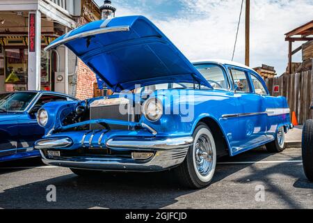 Virginia City, NV - 30. Juli 2021: 1955 Pontiac Chieftain auf einer lokalen Automshow. Stockfoto