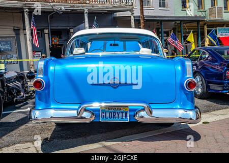 Virginia City, NV - 30. Juli 2021: 1955 Pontiac Chieftain auf einer lokalen Automshow. Stockfoto