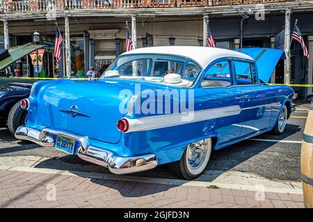 Virginia City, NV - 30. Juli 2021: 1955 Pontiac Chieftain auf einer lokalen Automshow. Stockfoto