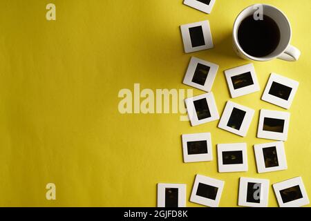 Draufsicht auf die gelbe Oberfläche mit Rutschen und einer Tasse Kaffee Stockfoto