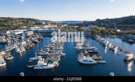 USA, Staat Washington, Seattle. Die Boote dockten in der Marina am Fishermen's Terminal am Lake Union Ship Canal in Salmon Bay an. Stockfoto