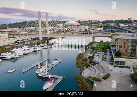 USA, Staat Washington, Tacoma. Thea Foss Waterway, Marina und die SR 509-Brücke mit Kabelsendern. Stockfoto