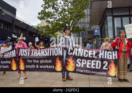 London, Großbritannien. September 2021. Aktivisten versammelten sich am Bahnhof Euston, um gegen das HS2-Eisenbahnsystem (High Speed 2) zu protestieren, das neben den steigenden Kosten für Tiere und die Umwelt enorme Schäden verursachen soll. (Kredit: Vuk Valcic / Alamy Live News) Stockfoto