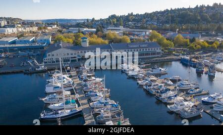 USA, Staat Washington, Seattle. Die Boote dockten in der Marina am Fishermen's Terminal am Lake Union Ship Canal in Salmon Bay an. Stockfoto