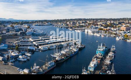 USA, Staat Washington, Seattle. Die Boote dockten in der Marina am Fishermen's Terminal am Lake Union Ship Canal in Salmon Bay an. Stockfoto