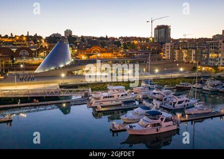 USA, Staat Washington, Tacoma. Glasmuseum, Union State und Boote in der Marina auf dem Thea Foss Waterway. Stockfoto