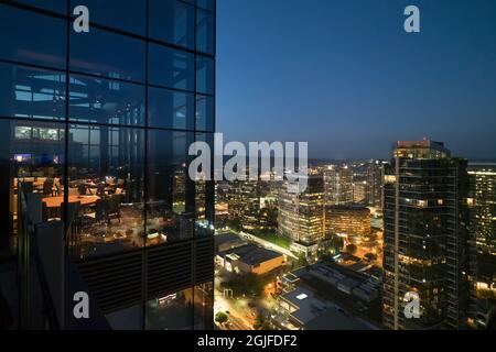 USA, Washington State, Bellevue Downtown bei Dämmerung vom Wolkenkratzer aus gesehen Stockfoto