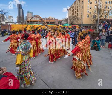 Usa, Staat Washington, Seattle. Chinese Girl's Drill Team tritt im hing Hay Park im Chinatown-International District auf. (Nur Für Redaktionelle Zwecke) Stockfoto