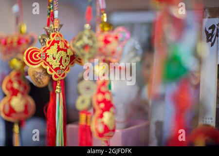 USA, Washington State, Seattle, Seidendrachen-Ornamente hängen im Geschäft in Chinatown-International District. (Nur Für Redaktionelle Zwecke) Stockfoto