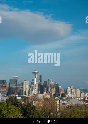 Usa, Staat Washington, Seattle. Space Needle und Wolkenkratzer in der Innenstadt, vom Queen Anne Hill aus gesehen Stockfoto