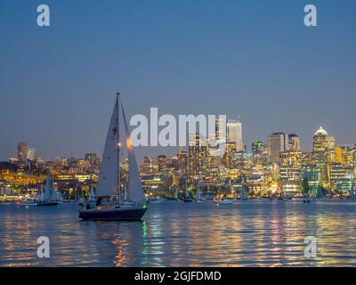 USA, Washington State, Seattle, Skyline der Innenstadt und Boote auf dem Lake Union in der Abenddämmerung, vom Gas Works Park aus gesehen Stockfoto