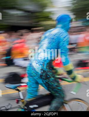 Usa, Washington State, Seattle, Fremont. Ein Radfahrer in blauer Körperfarbe fährt bei der jährlichen Fremont Summer Solstice Parade. (Nur redaktionelle Verwendung) (MR) Stockfoto