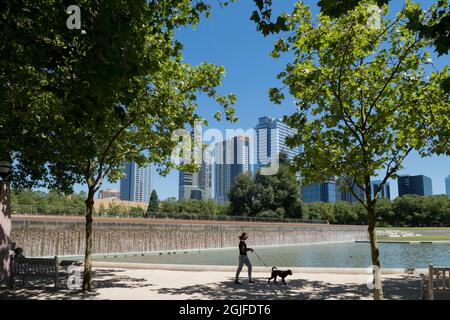USA, Washington State, Bellevue, Frau, die in der Nähe des Wasserfallbrunnens im Downtown Park spazieren geht Stockfoto