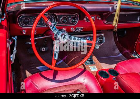 Virginia City, NV - 30. Juli 2021: 1966 Ford Mustang auf einer lokalen Automhow. Stockfoto