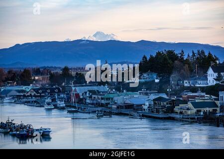 USA, Staat Washington, La Conner. Swinomish Channel mit Mt. Bäcker im Hintergrund. Stockfoto