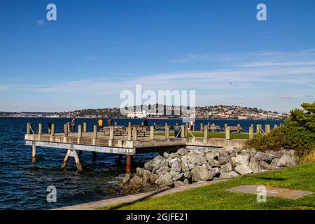 Alki Beach, West Seattle, Staat Washington. Angeln am Alki Pier und Blick auf Seattle. Stockfoto