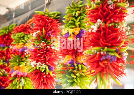 Frisches Gemüse und Obst zum Verkauf auf dem Pike Place Market in Seattle, Bundesstaat Washington. Stockfoto