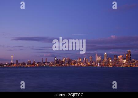 Seattle, Bundesstaat Washington. Skyline bei Nacht vom St. Anne's Hill mit Space Needle. Stockfoto