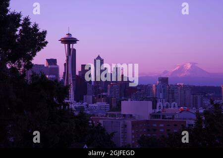 Seattle, Bundesstaat Washington. Skyline bei Nacht von Queen Anne's Hill mit Space Needle. Stockfoto