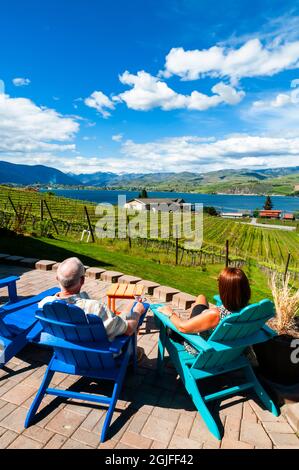 USA, Staat Washington, Lake Chelan. Weinliebhaber genießen das Frühlingswochenende in der Weinkellerei Lake Chelan Stockfoto