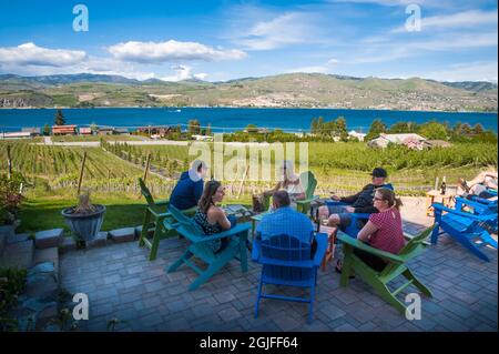 USA, Staat Washington, Lake Chelan. Weinliebhaber genießen das Frühlingswochenende in der Weinkellerei Lake Chelan Stockfoto