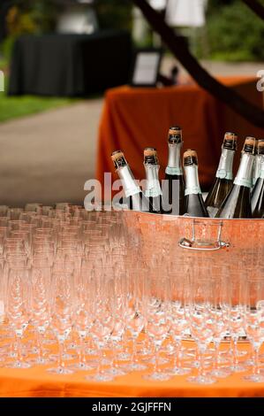 USA, Washington State, Woodinville. Sekt und Gläser bereit zum Gießen bei der Spendenveranstaltung in Woodinville. Stockfoto